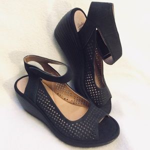 NWT Clarks soft cushion ankle strap suede sandals